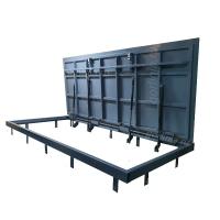 Подъемный механизм люка в подвал с металлическим листом на двери в открытом положении