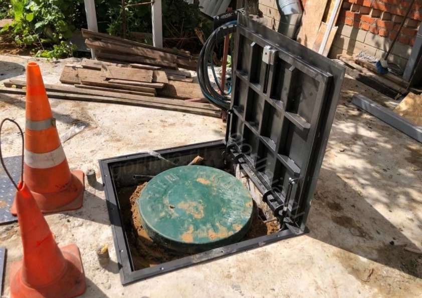 Люк с рифленым металлическим листом для гаража и уличного колодца